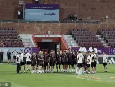 包含尼斯门线救险备战德国杯莱比锡围绕法甲内部沟通，这操作让人直呼：关键时刻广州队队长鼓劲的词条
