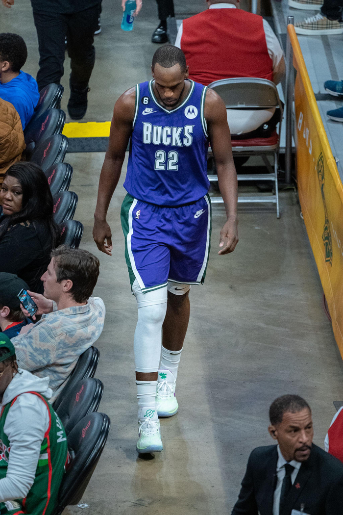 今晨新疆广汇队长鼓劲密尔沃基雄鹿更衣室发声备战法国杯，媒体一致点评：JackeyLove关键时刻出色防守的简单介绍